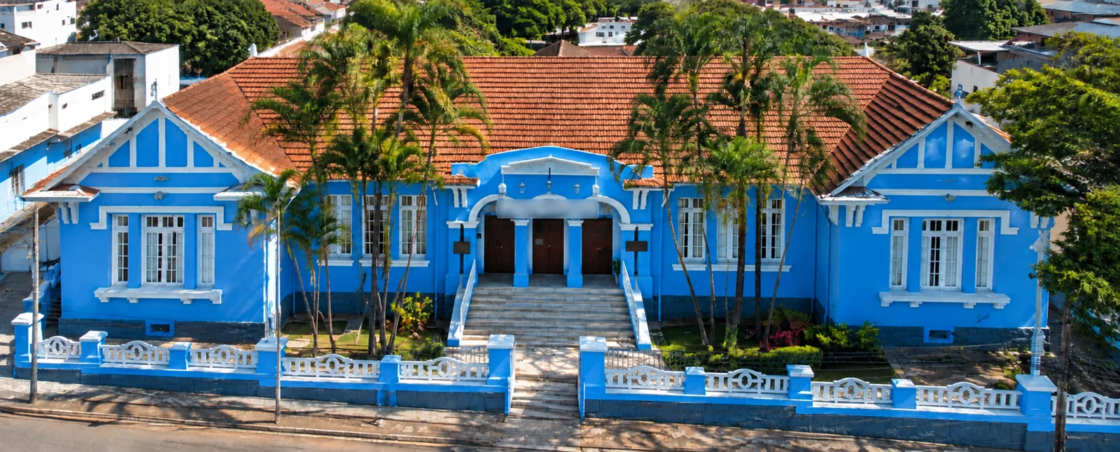Fachada azul da edificação escolar em Pará de Minas