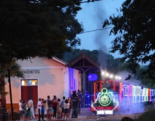 Maria Fumaça iluminada à noite em São João del-Rei